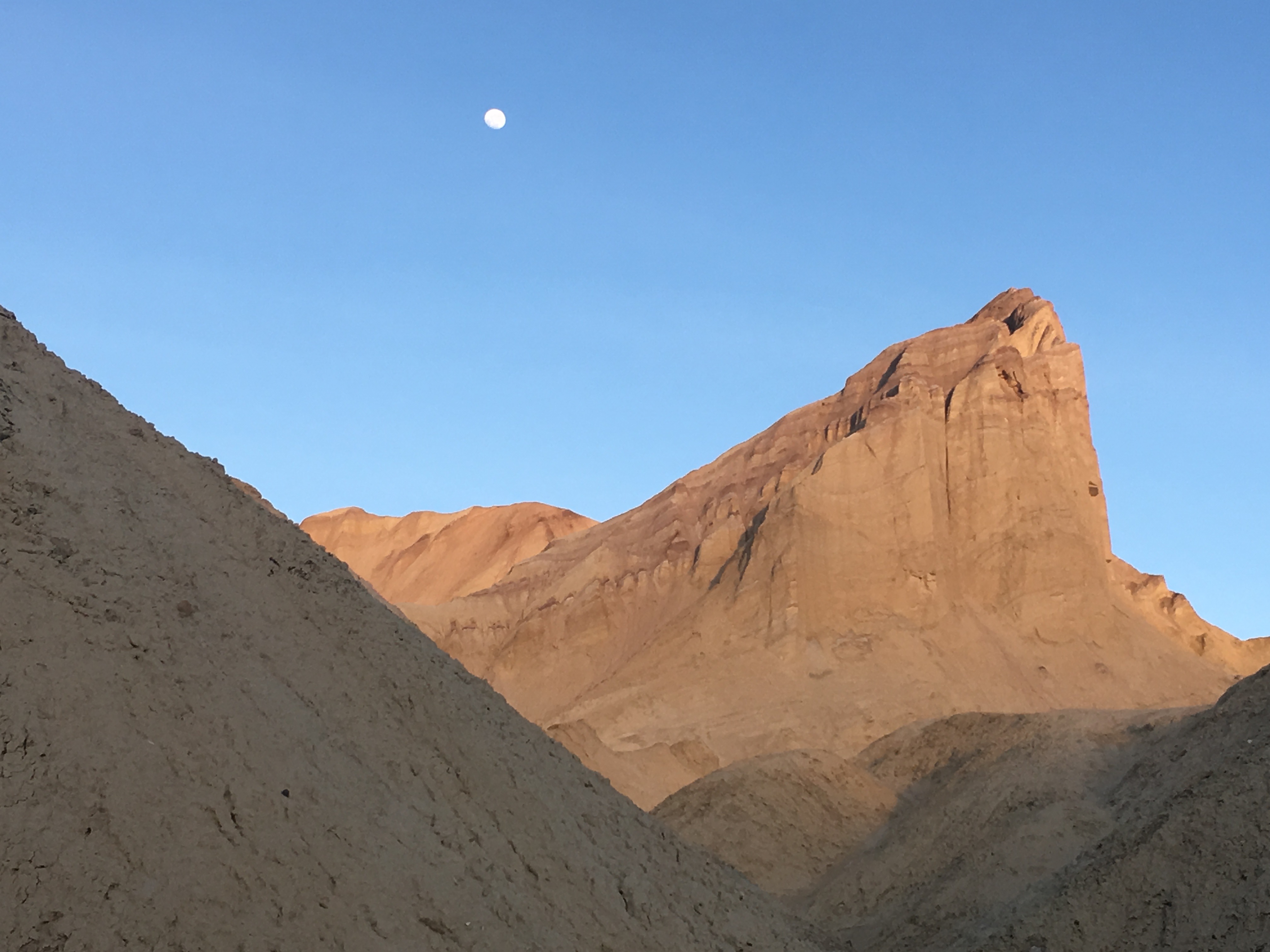 A Hike to the Bad Lands through Zabriskie Point in Death Valley…
03/09/17